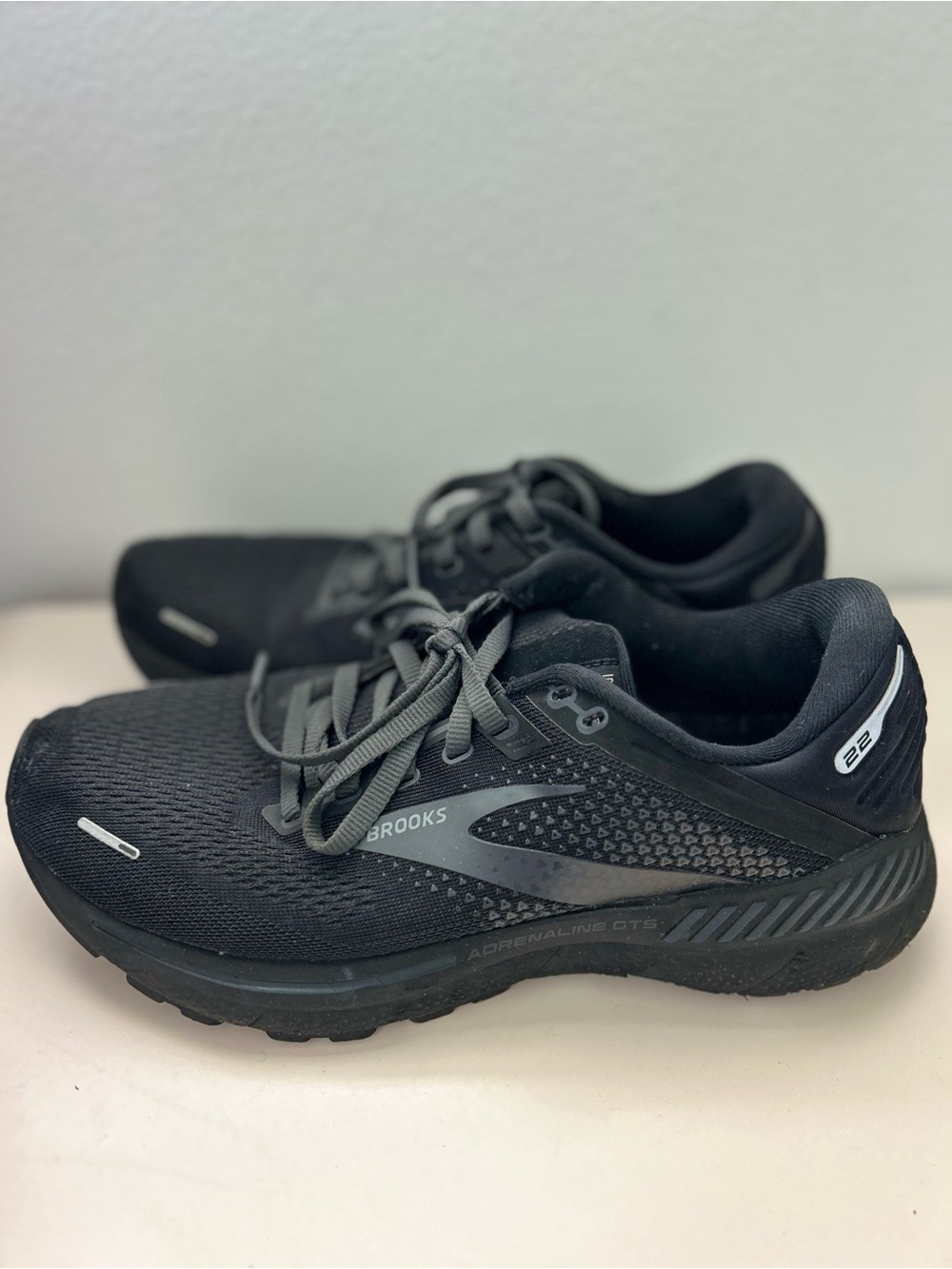 Brooks Adrenaline GTS 22 Women's Running Shoes, Sz 8.5 /40 Black Athletic